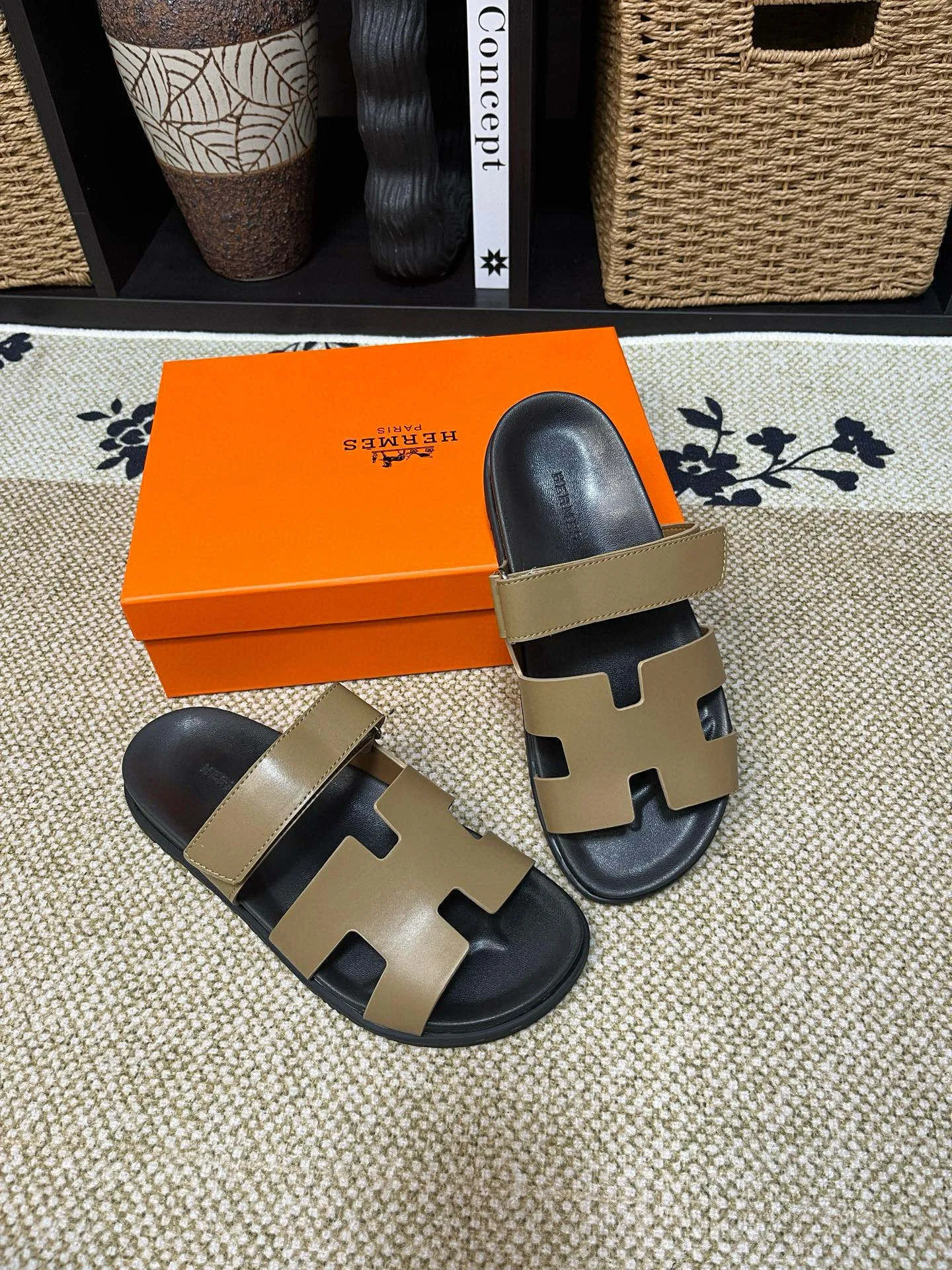 P300 Long-term stock Hermes men’s Kazimir slippers for couples - top quality woven calfskin functional sandals with intertwined uppers inspired by the “H” iconic pattern to create a casual look, perfect for summer. Imported cowhide + cowhide lining + TUP outsole Size: 35-46
